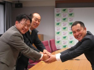 株式会社エース設備 代表取締役 国吉 修司、三重県知事、鈴木英敬様との写真。